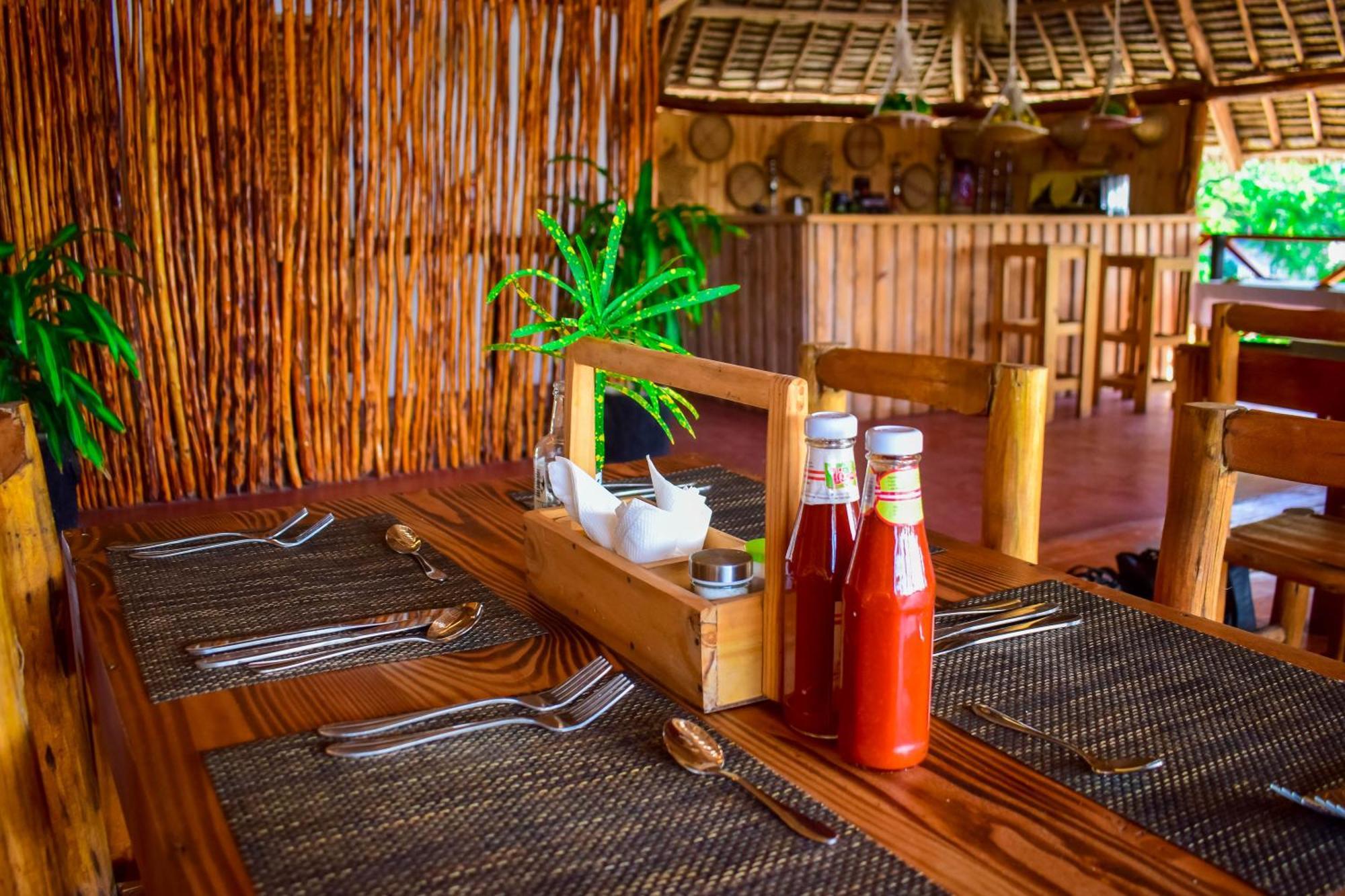 Uhuru House And Restaurant Nungwi Exteriér fotografie